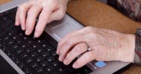 Gyógyfürdős pályázat: kifog a nyugdíjasokon az online jelentkezés