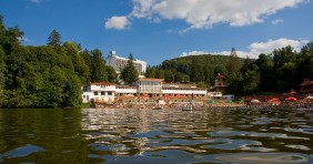 Gyógyászati és szállodai fejlesztés a Medve-tónál