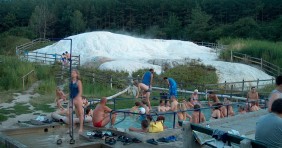 Egerszalók 2002-ben: jött 2 öreg bácsi, hogy medencetakarítás, legyünk szívesek távozni