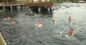 Hévíz: akár tornázhat is a Tófürdőben
