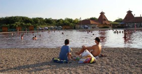 Már megint lila a pacséri termáltó