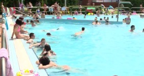 Hatalmas tömeg a sóstógyógyfürdői strandon Hatalmas tömeg a sóstógyógyfürdői strandon