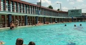 Síelés és foci a strandfürdőben
