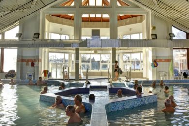 Ebben a 75 gyógyfürdőben érhető el támogatással a gyógyvizes medencefürdő