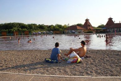 Magyarországról is vonzza a turistákat a lila vizű termáltó