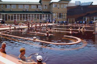 Ízületi fájdalomra gyógyfürdő: jó hatása lehet?