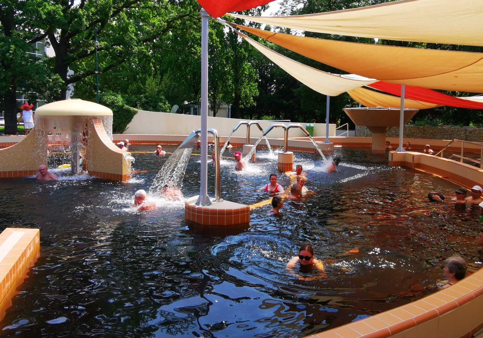dögönyözős gyógyvizes medence a Gyulai Várfürdőben