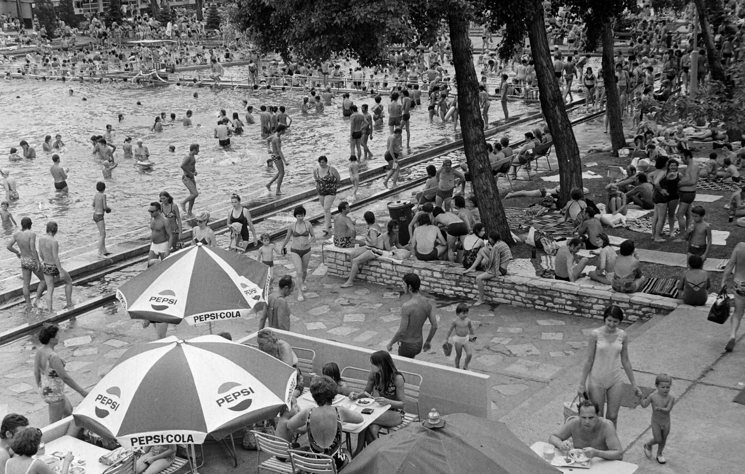 nyári tömeg a Palatinus strandon 1974-ben