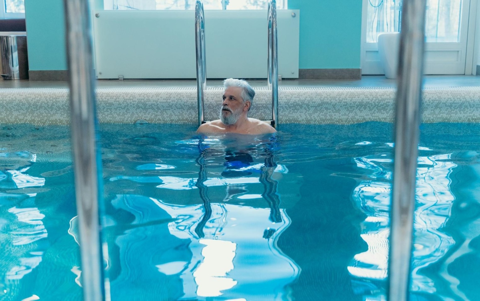 idős férfi gyógyvizes medencefürdőn