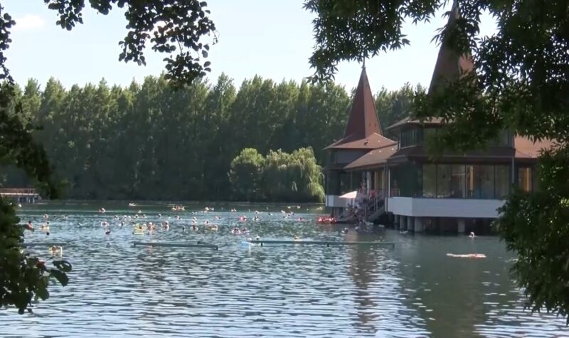 Ezért vesznek folyamatosan vízmintát a Hévízi-tóból