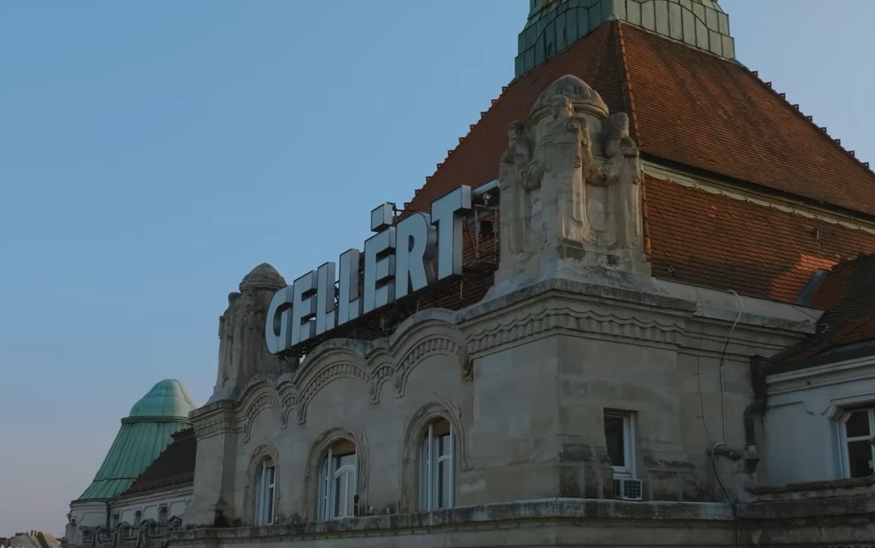 a felújítás alatt álló Gellért Hotel