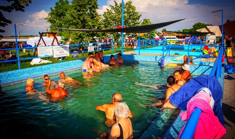 Hétfőn újranyitják a Szent András Gyógyvizes Strandot, változatlanul kedvezők a jegyárak