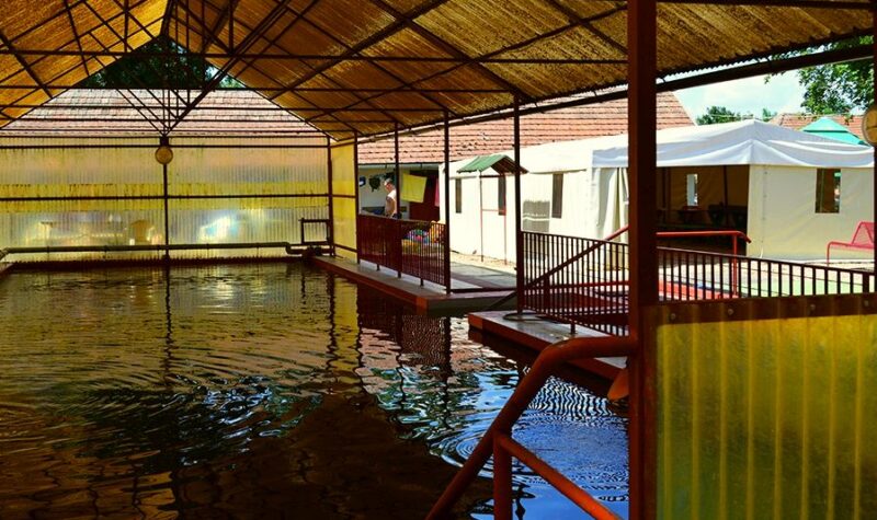 Újranyitott ez a kis retrós termálfürdő az Alföldön, de csak egy hónapra