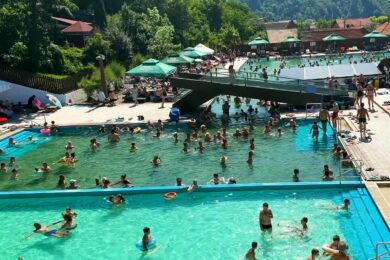 Furcsa megoldás: idén utólag sózzák a sós strandfürdő vizét