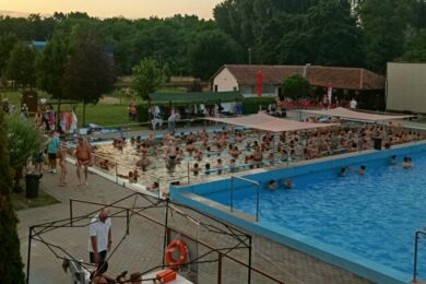 Retró party, távcsöves bemutató és vízimozi: ezzel készülnek hétvégére a fürdők