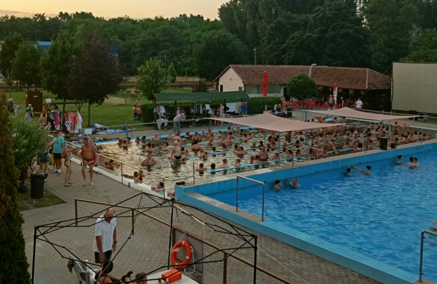 Albertirsa fürdő esti program