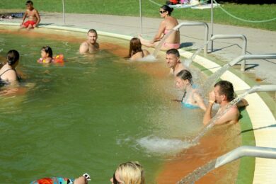 Gyerekek és a gyógyvíz: egyszerre érthető és komolytalan a tiltás