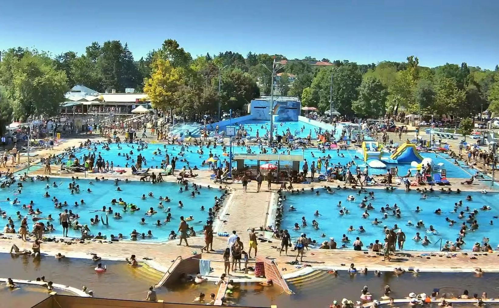 kánikulai tömeg a hajdúszoboszlói strandon