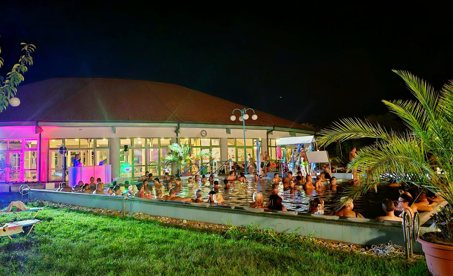 Ceglédi Gyógyfürdő éjszakai fürdőzés