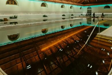 Felújított fürdőrészleg Gyulán, megújulás előtt Bükfürdő, új termálkút a Balaton közelében