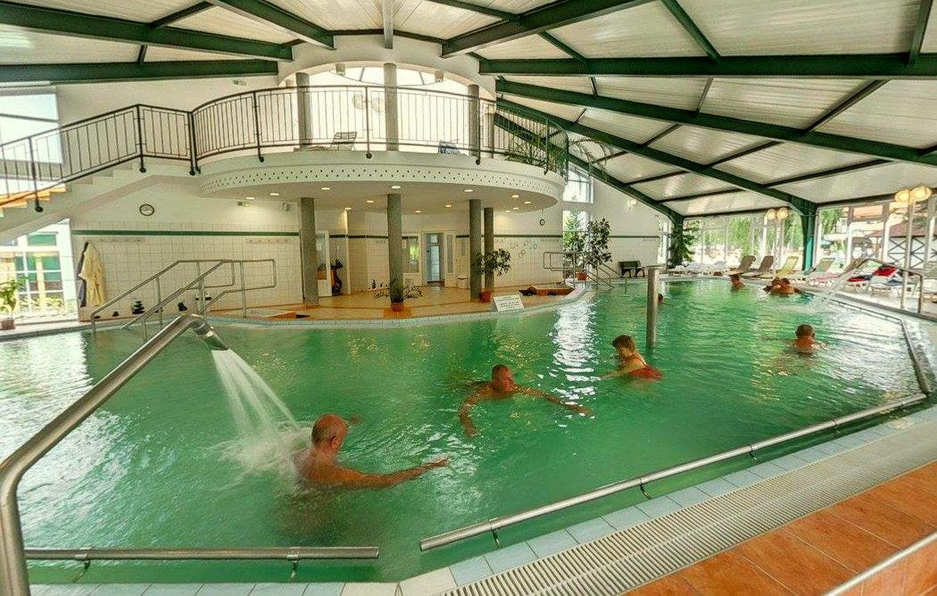 fedett medence a Hegykői Termálfürdőben