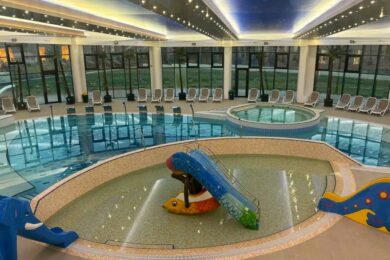 Vadonatúj élményfürdő nyílt a határtól 30 kilométerre egy kisvárosban