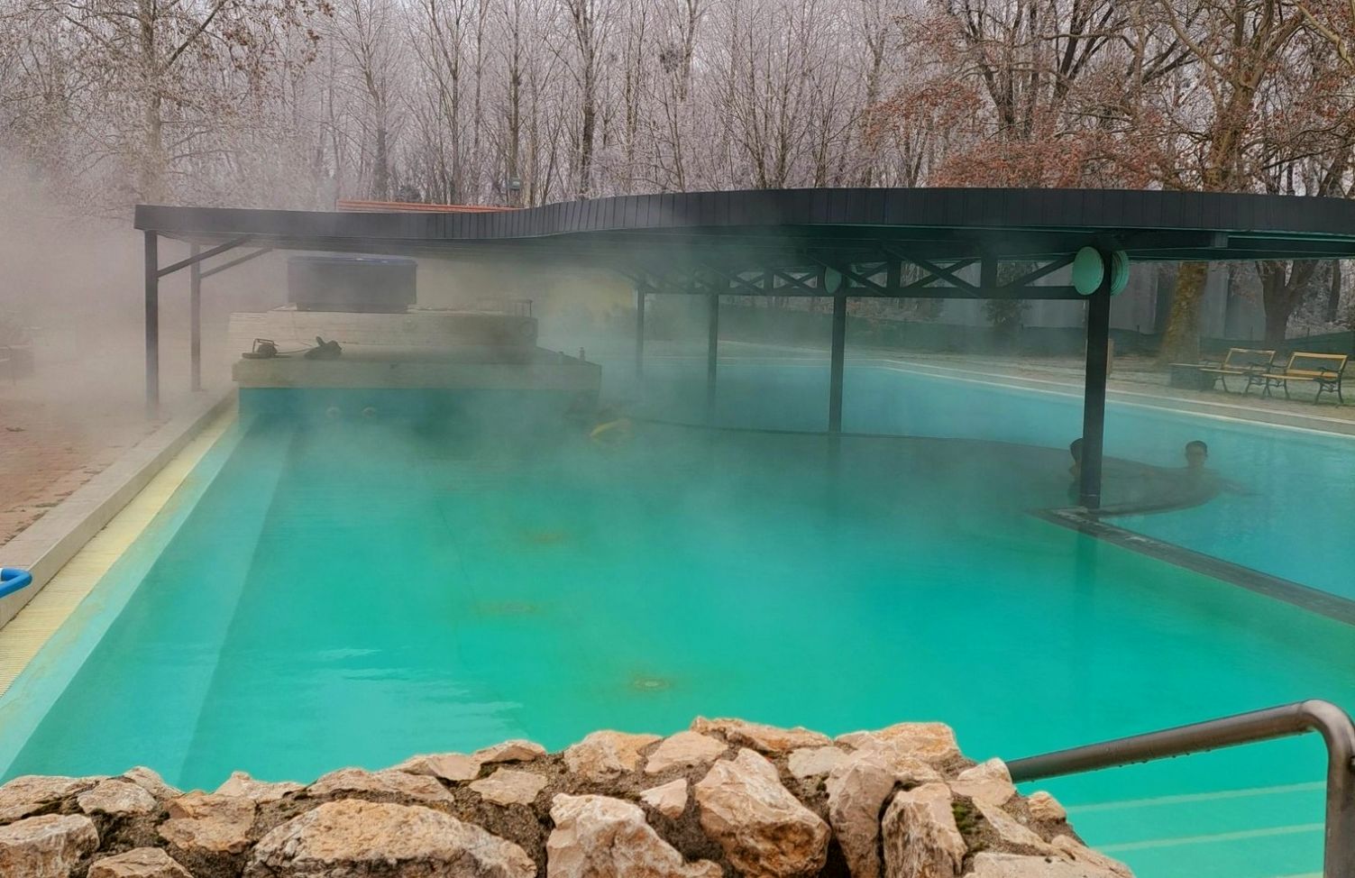 Mesteri Termálfürdő szabadtéri medence télen