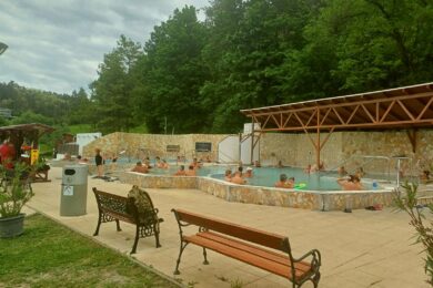 63 éve tört fel termálvíz a kis faluban, amely ma már gyógyulni vágyók kedvelt úti célja