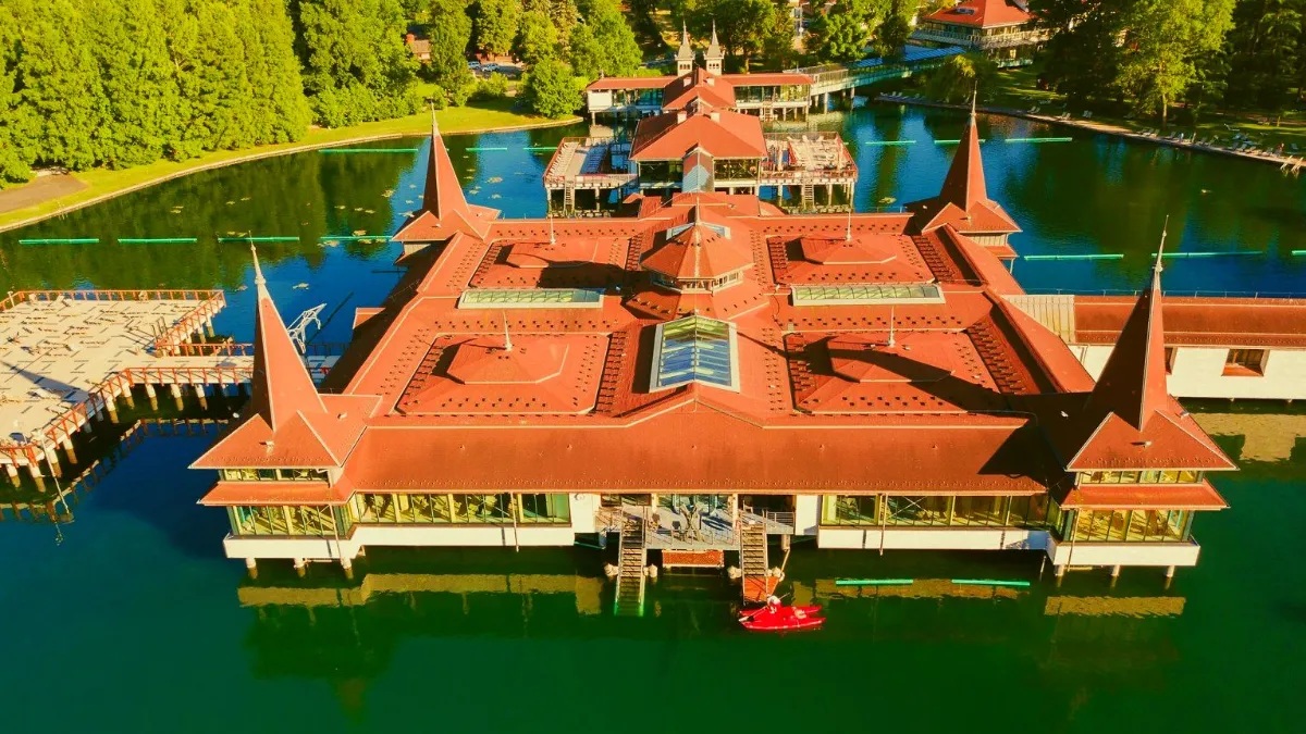 Hévíz Tófürdő központi fürdőház