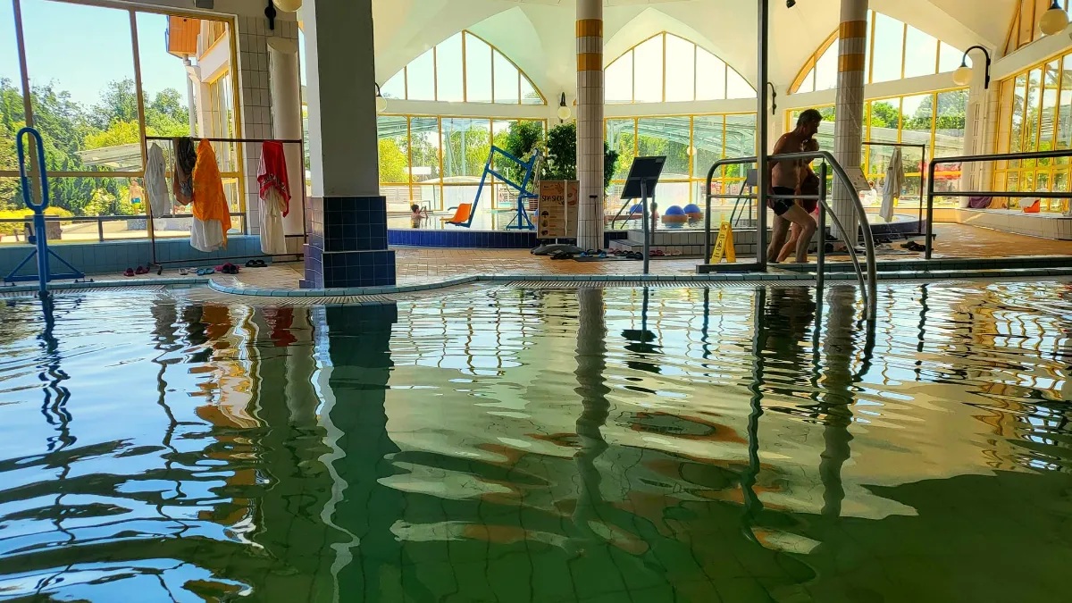 gyógymedence a sárvári fürdőben
