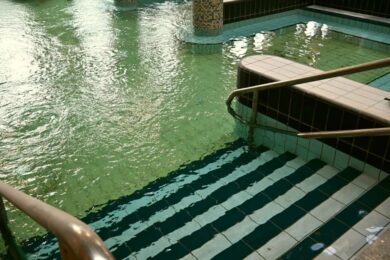 Megkezdődött a medencék feltöltése a tavasszal nyíló balatoni élményfürdőben