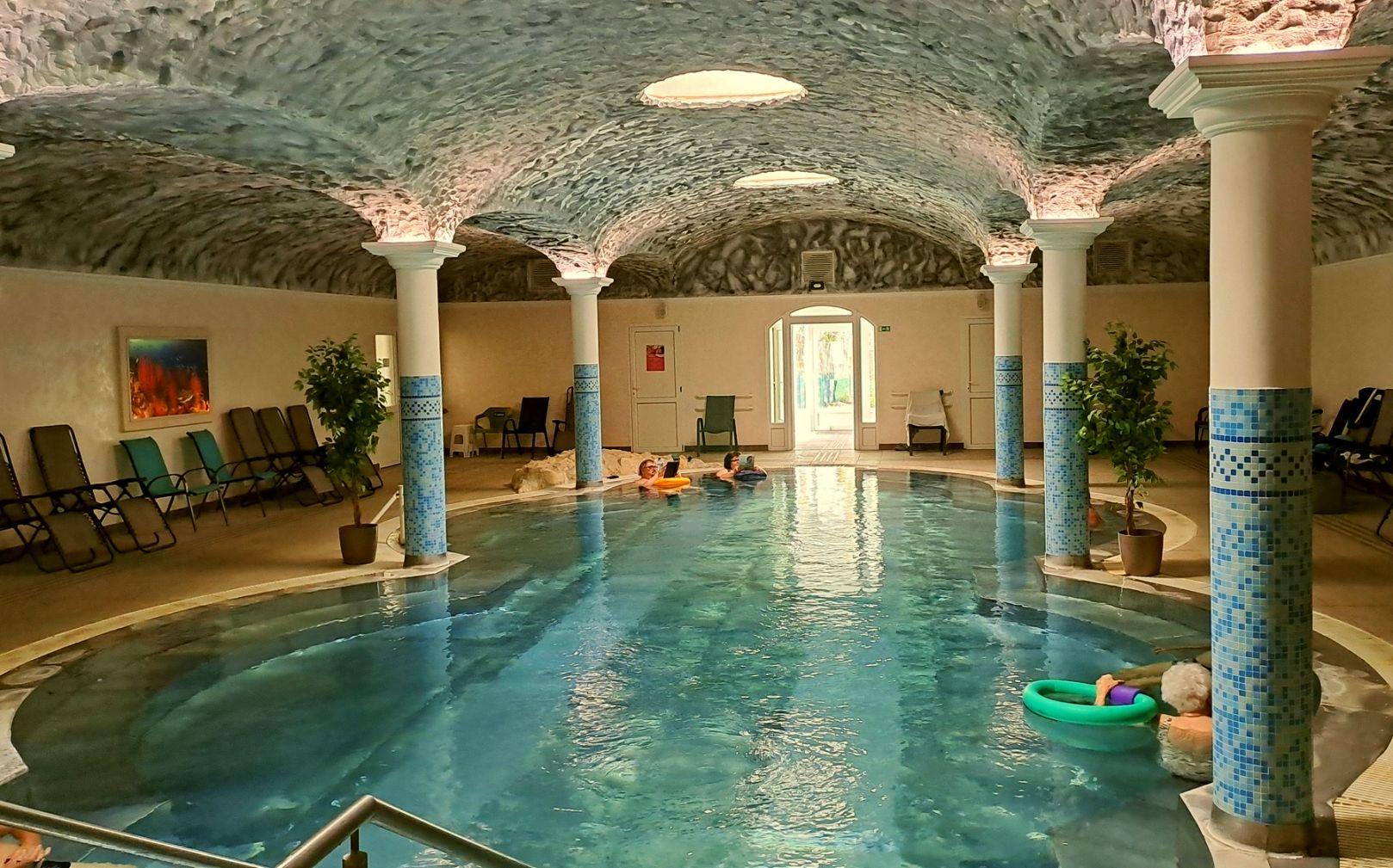 Mesteri Termálfürdő beltéri medence