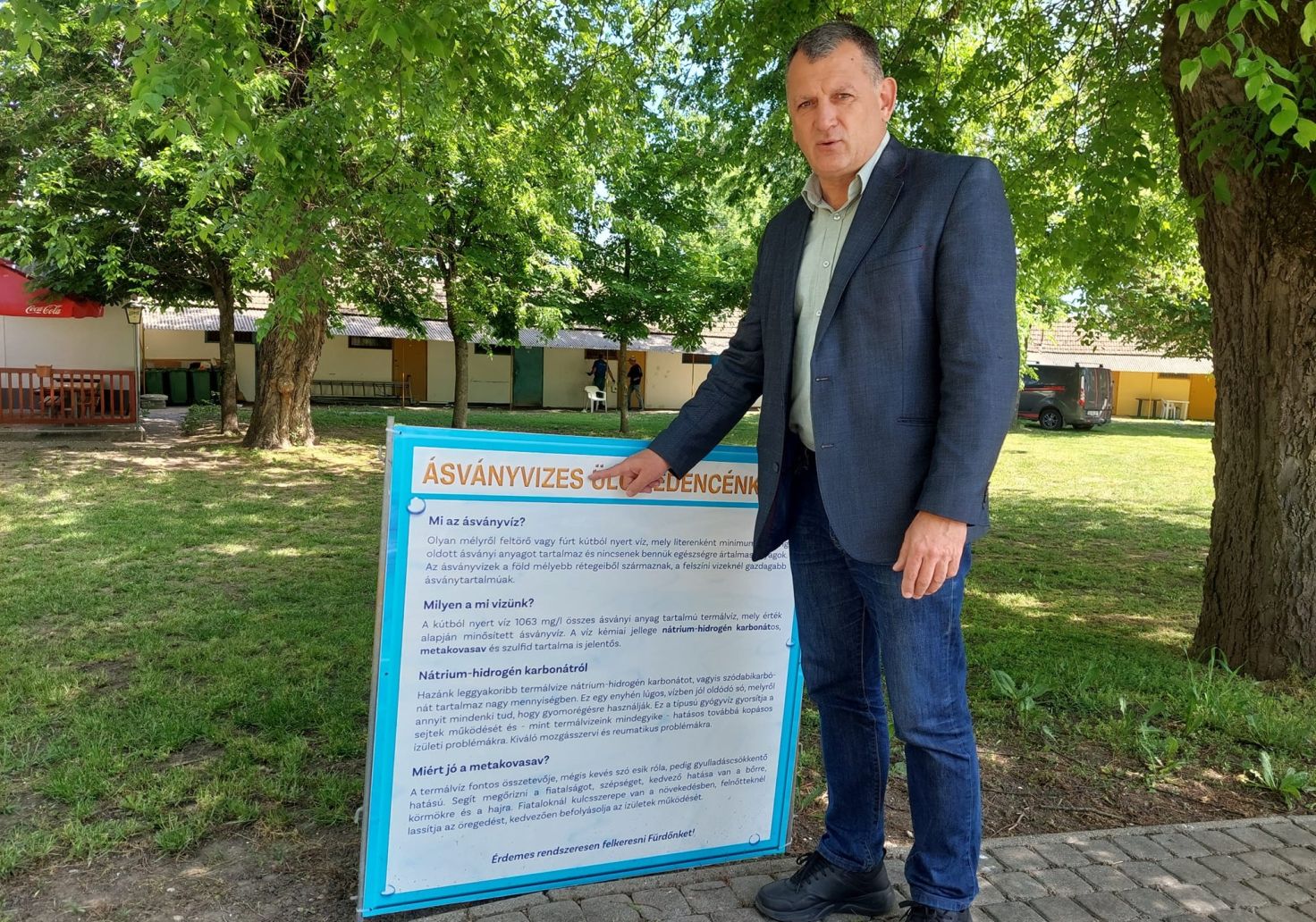 Abony polgármestere a termálfürdőben