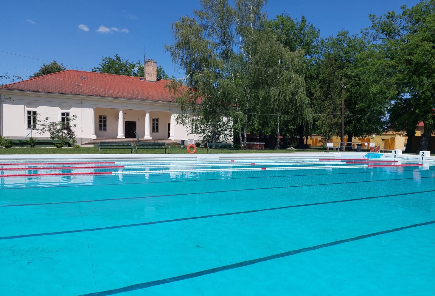 abonyi fürdő úszómedence