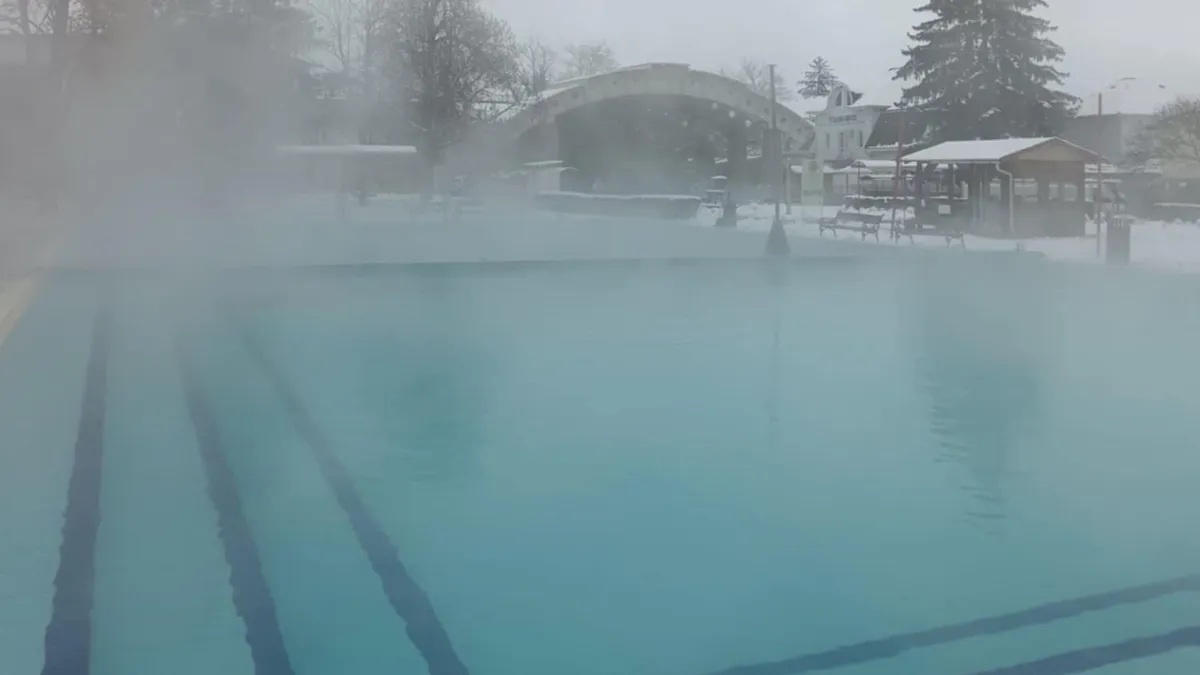 a bogácsi fürdő ikermedencéje