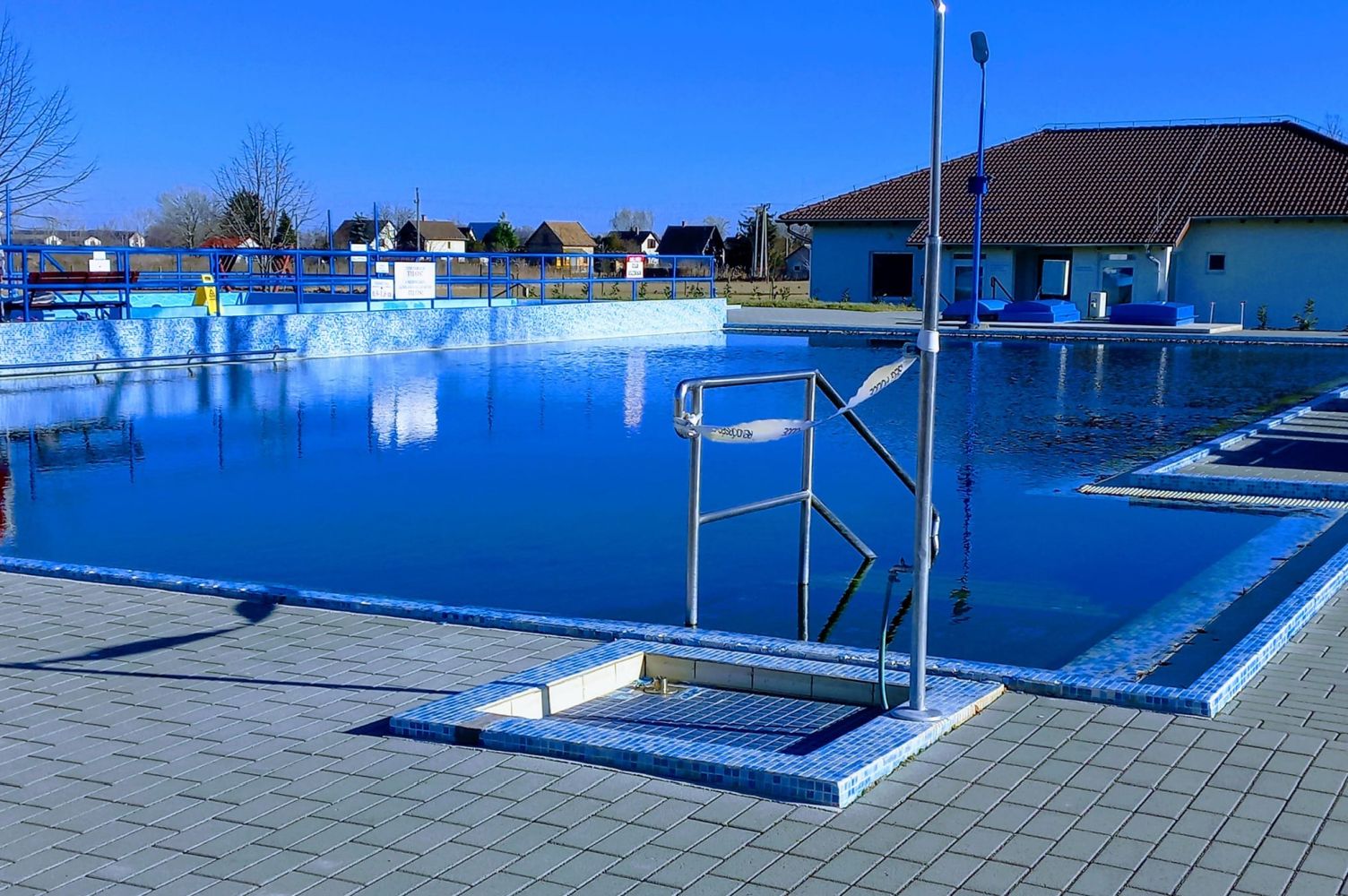 Tóalmási fürdő nagy termálmedencéje