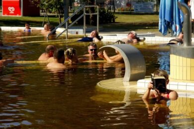 Hatalmas fejlesztések jönnek Cserkeszőlőn – új élménymedence is épül