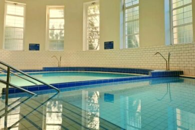 Betonrengeteg közepén rejtőzik ez a kis gyógyvizes fürdő