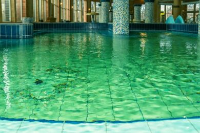 Termálvizes élményfürdő nyílik a Balatonnál: ilyen jegyárakkal várják a vendégeket