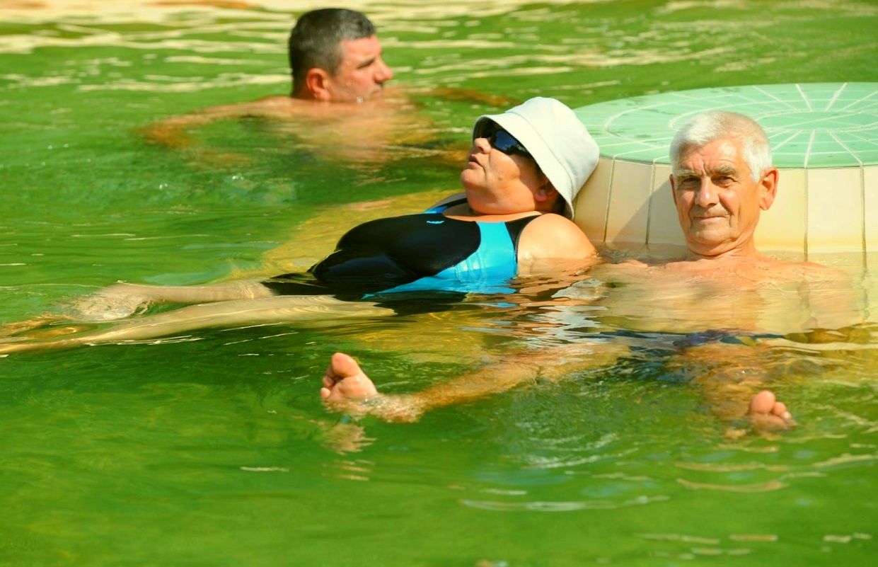 fürdőzők Hatvanban