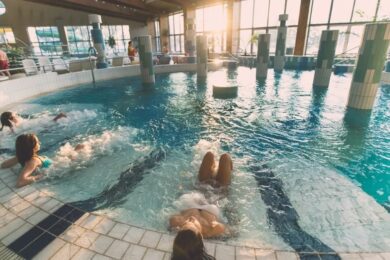 Utolsó simítások Gyopárosfürdőn: hétvégén nyitnak, jövő héten már esti fürdőzés is lesz