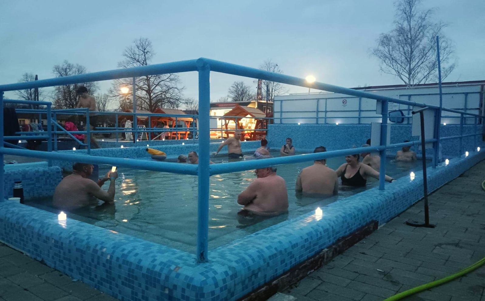 Tóalmás éjszakai fürdőzés