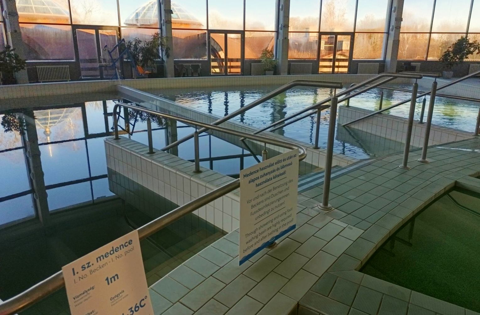 fedett fürdő gyógymedence Zalakaroson